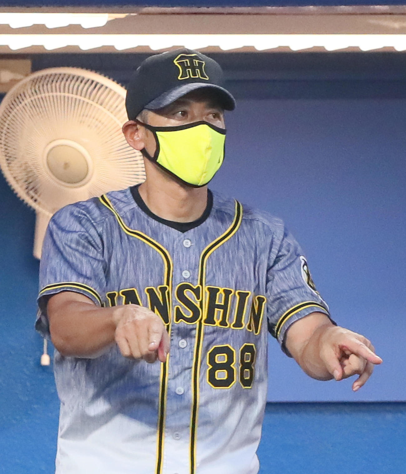 ヤクルト対阪神　2回表阪神無死二塁、二塁走者大山の三塁アウト判定にリクエストする矢野監督。判定が覆りセーフとなる（撮影・足立雅史）