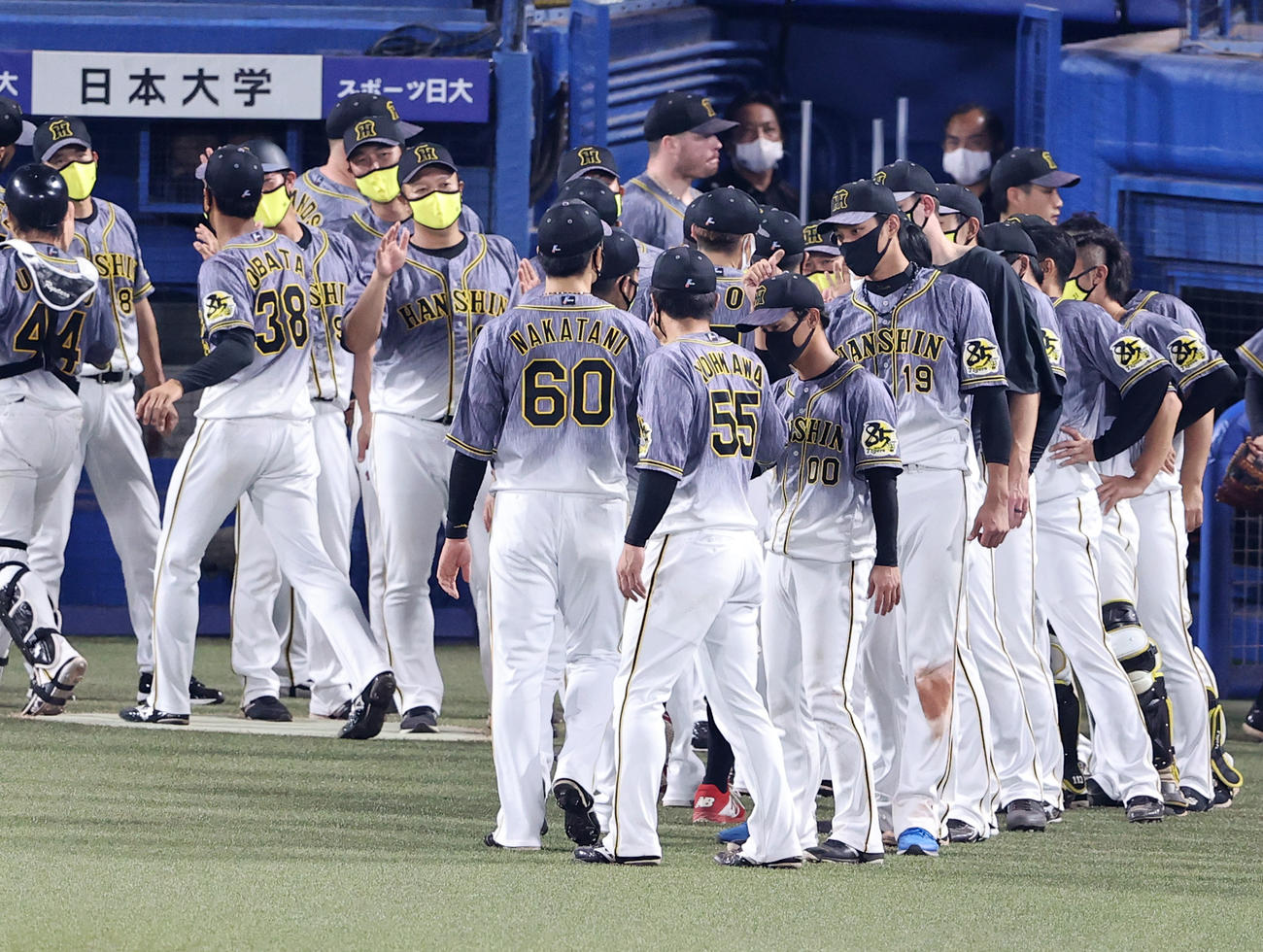 ヤクルト対阪神　約2年ぶりの勝利となった藤浪（右・19）はナインをハイタッチで迎える（撮影・浅見桂子）