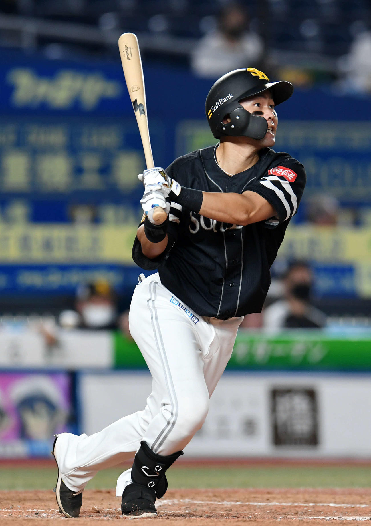 ロッテ対ソフトバンク　3回表ソフトバンク1死一塁、右越え2点本塁打を放つ中村晃（撮影・横山健太）