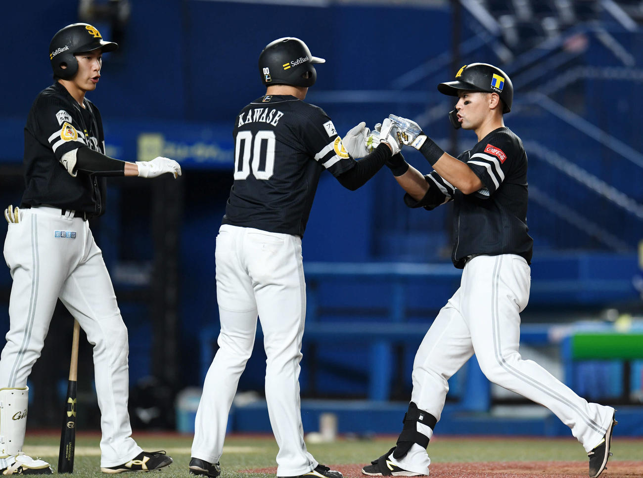 ロッテ対ソフトバンク　3回表ソフトバンク1死一塁、右越え2点本塁打を放ちタッチを交わす中村晃（右）（撮影・横山健太）
