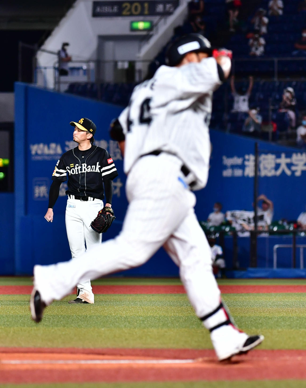 ロッテ対ソフトバンク　5回裏ロッテ無死、ソフトバンク先発の東浜（左）は井上に中越えの勝ち越しソロ本塁打を許す（撮影・小沢裕）