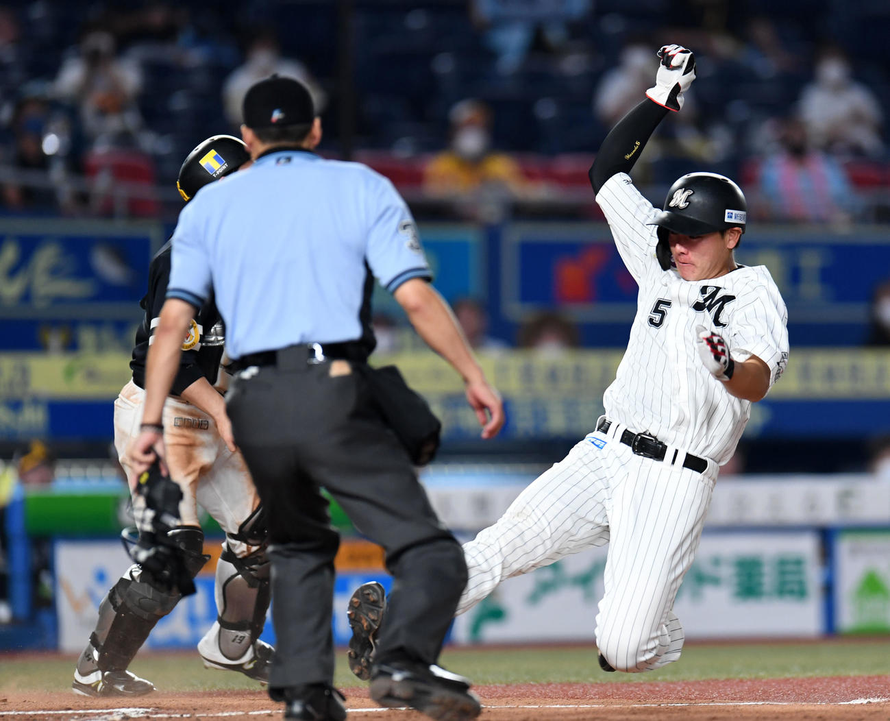 ロッテ対ソフトバンク　6回裏ロッテ2死一、二塁、角中の中前適時打で本塁へ生還する安田（撮影・横山健太）