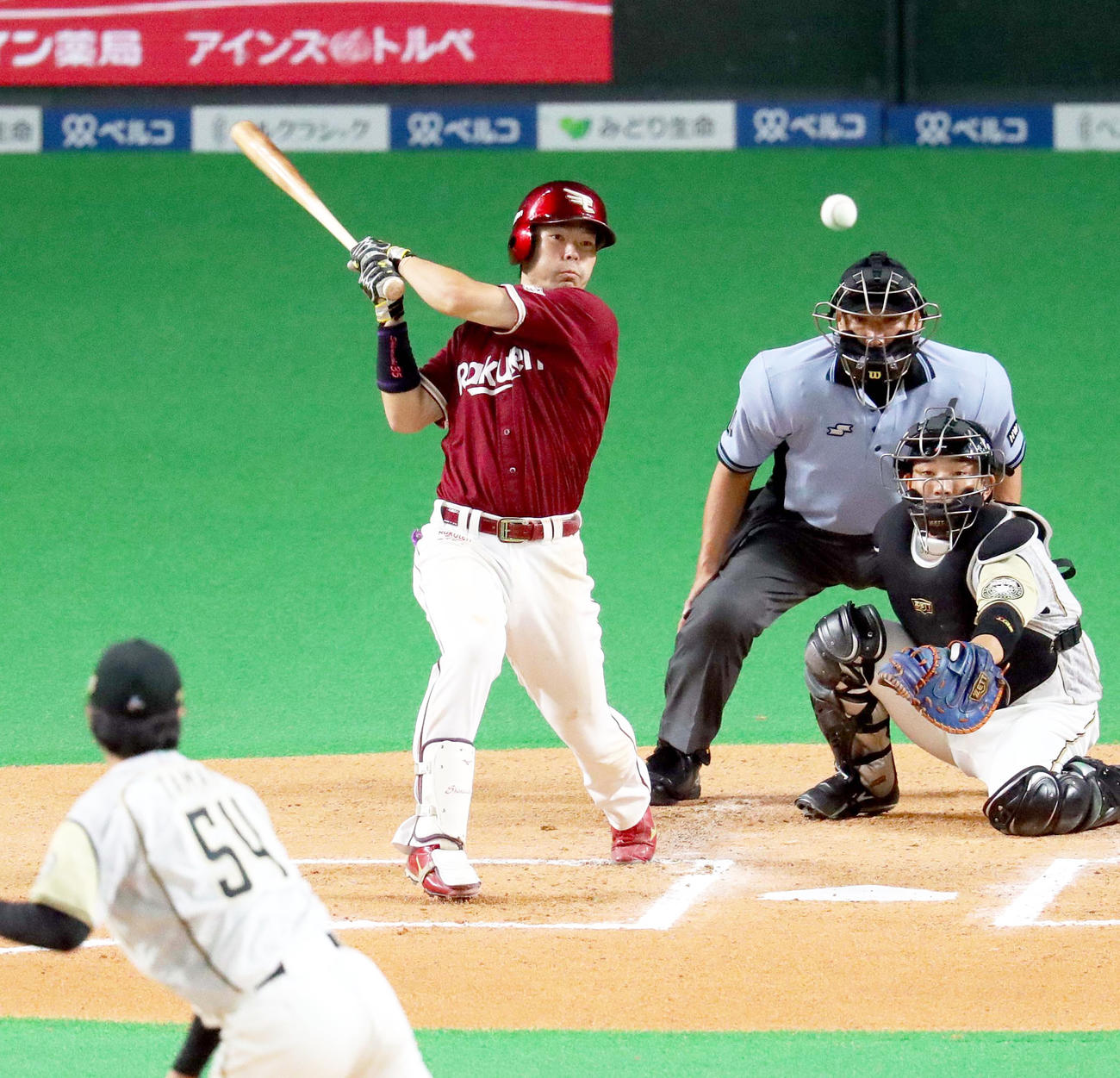 6回表楽天2死一塁、島内は先制となる適時二塁打を放つ。投手は日本ハム玉井（撮影・佐藤翔太）