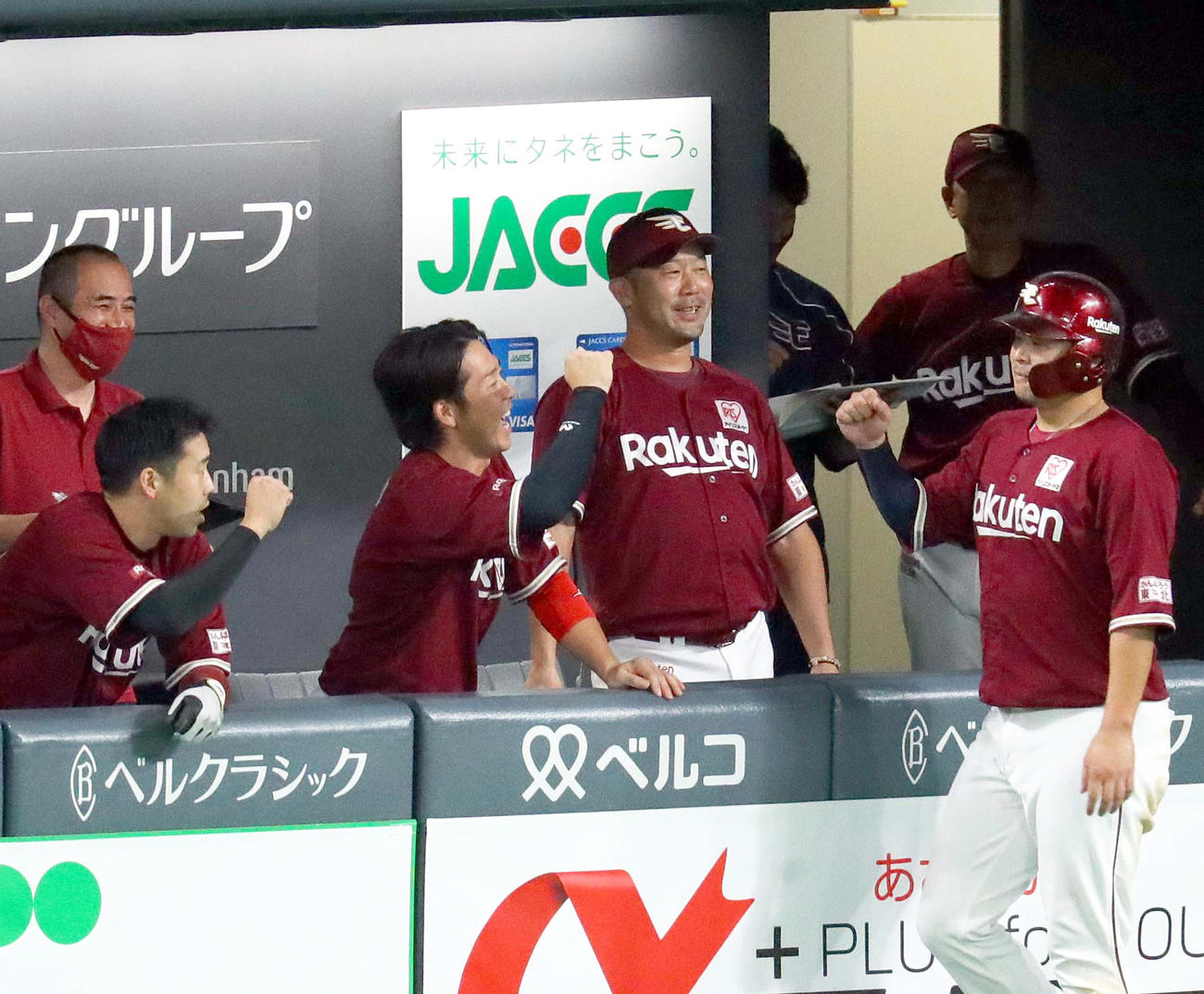 6回表楽天2死一塁、島内の先制適時二塁打に笑顔を見せる三木監督（右から2人目）（撮影・佐藤翔太）