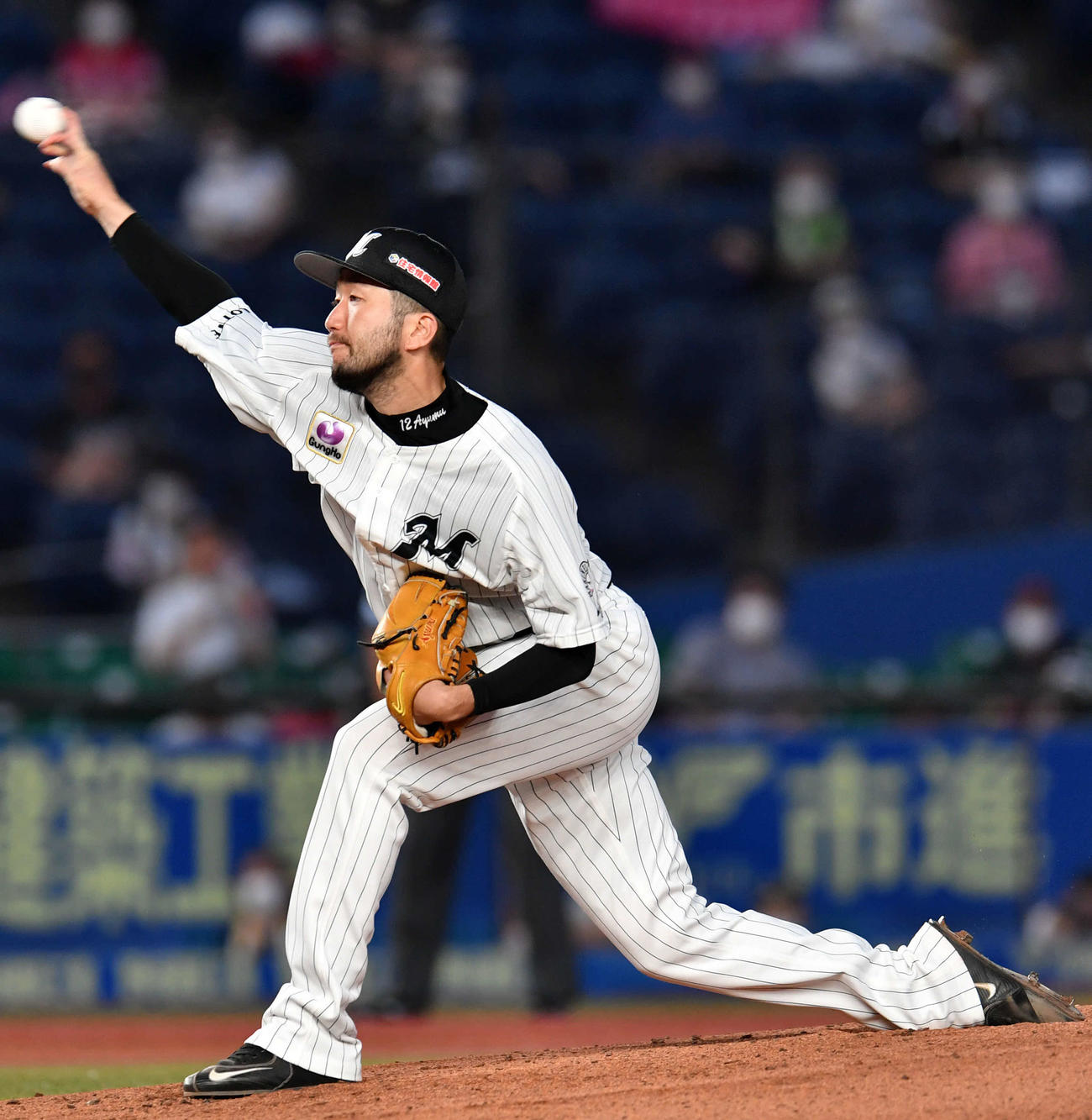 ロッテ対ソフトバンク　力投するロッテ先発の石川（撮影・横山健太）