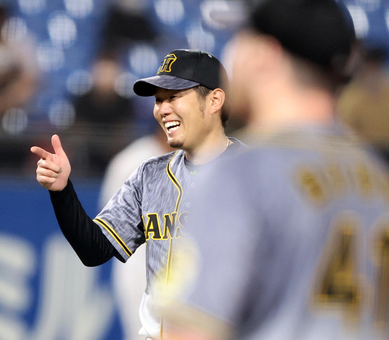 5回裏ヤクルト1死、浜田を捕飛に仕留めた西勇輝は笑顔で指差す（撮影・浅見桂子）