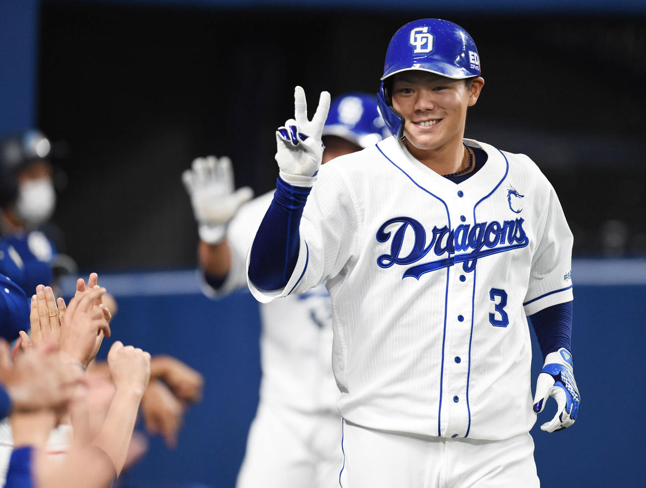 右中間へ2点本塁打を放った高橋周平（撮影・森本幸一）