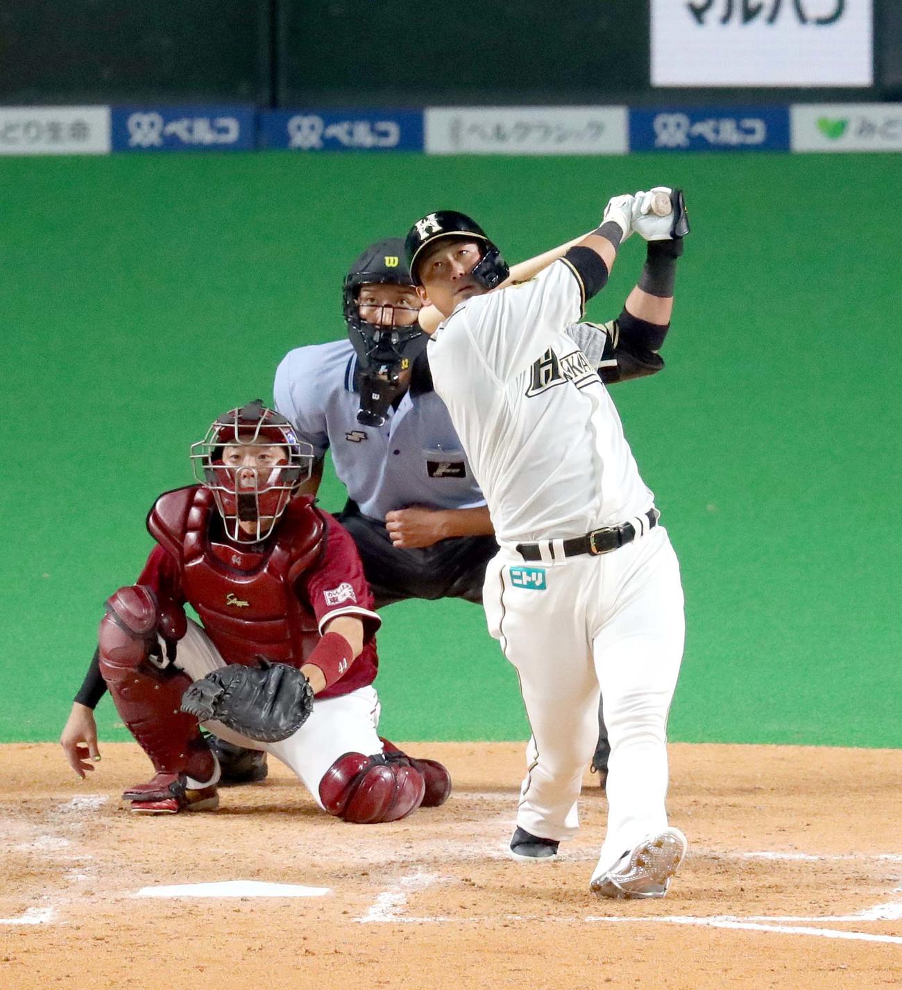 日本ハム対楽天　5回裏日本ハム2死、中田は右越え本塁打を放つ（撮影・佐藤翔太）