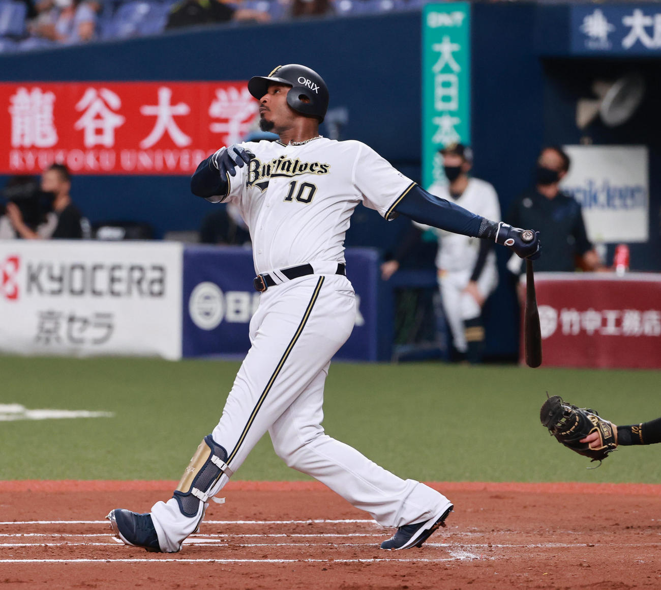 オリックス対西武　6回裏オリックス2死、左中間へ2打席連続本塁打を放つアダム・ジョーンズ（撮影・清水貴仁）