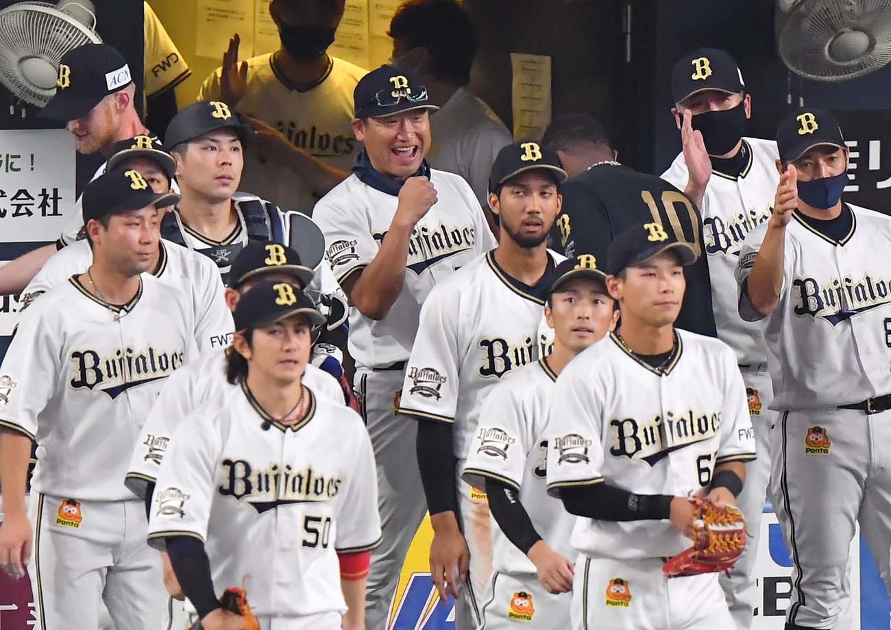 オリックス対西武　西武に連勝し笑顔でガッツポーズする中島聡監督代行（中央）（撮影・上田博志）