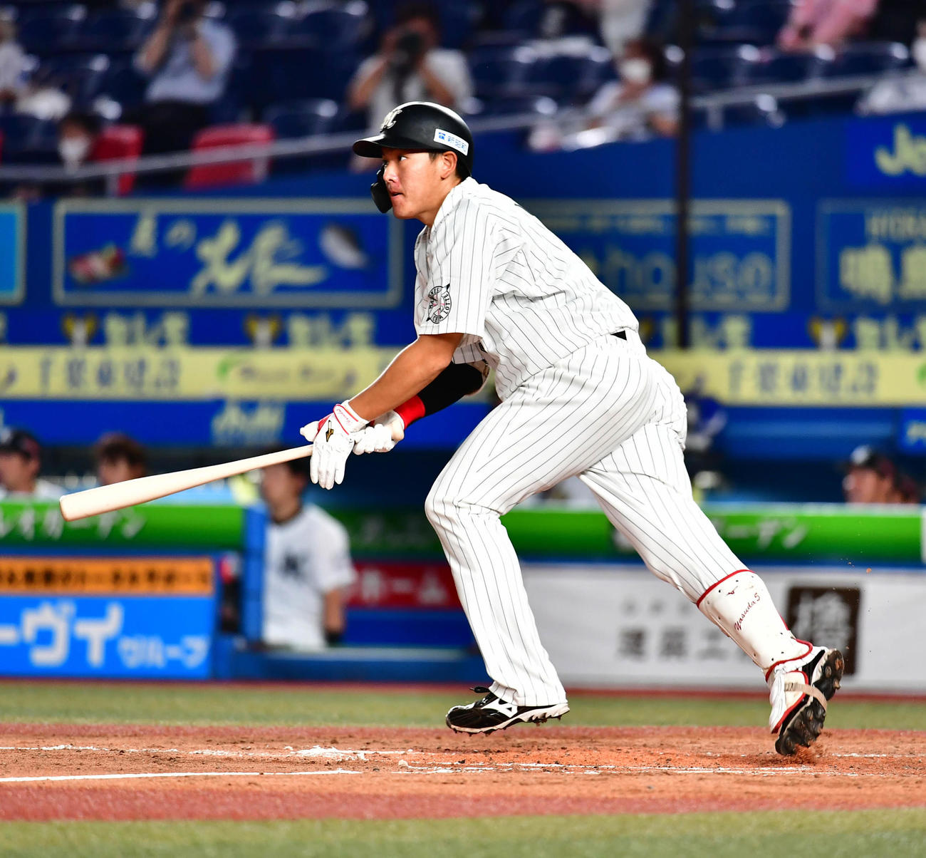 ロッテ対ソフトバンク　3回裏ロッテ1死一塁、安田は左適時二塁打を放つ（撮影・小沢裕）