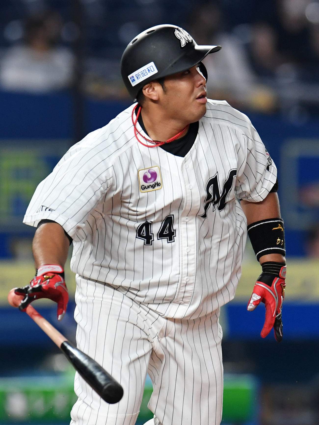 ロッテ対ソフトバンク　5回裏ロッテ無死、中越え本塁打を放つ井上（撮影・横山健太）