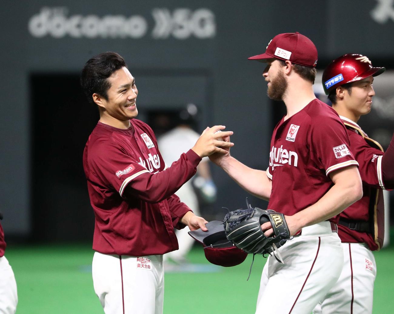 日本ハム対楽天　試合後、ブセニッツからウイニングボールを受け取り笑顔の則本昂（撮影・黒川智章）