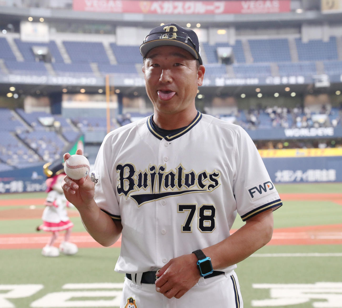 初采配で勝利を飾り、ウイニングボールを手にする中嶋監督代行（撮影・清水貴仁）