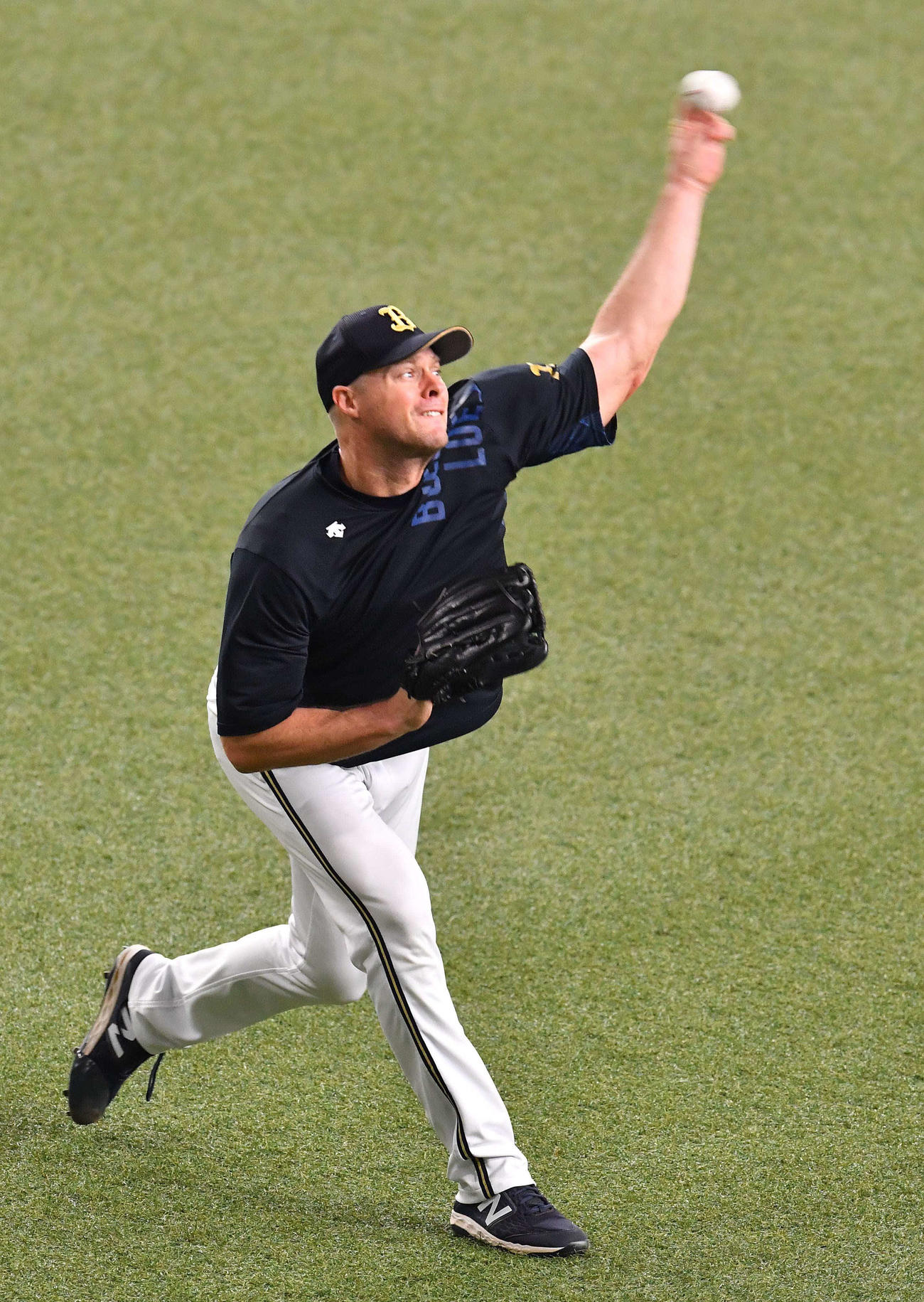 オリックス対西武　キャッチボールをして調整するオリックスのアルバース（撮影・上田博志）