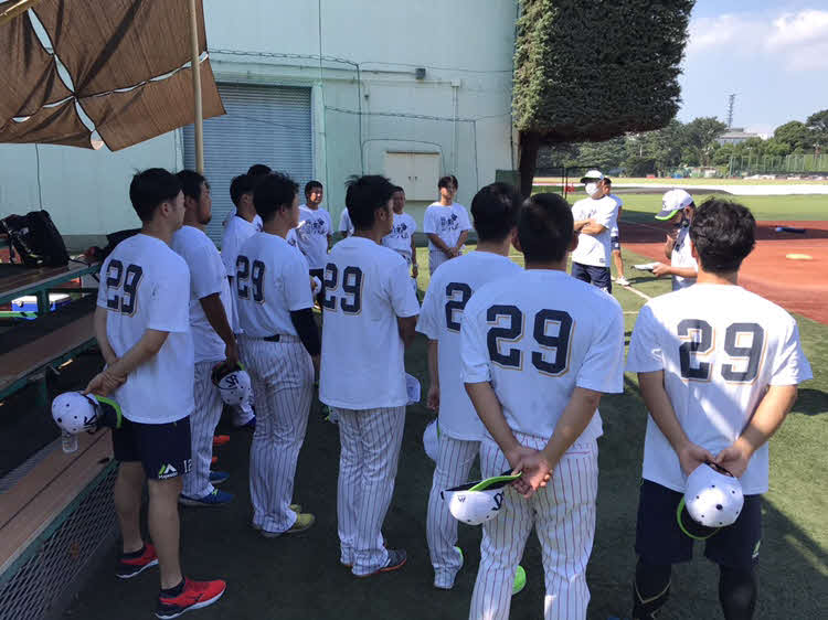 小川のノーヒットノーランを祝って作られた球団公式グッズの「ノーヒットノーラン達成記念Tシャツ」を着て練習に臨んだヤクルトナイン（球団提供）