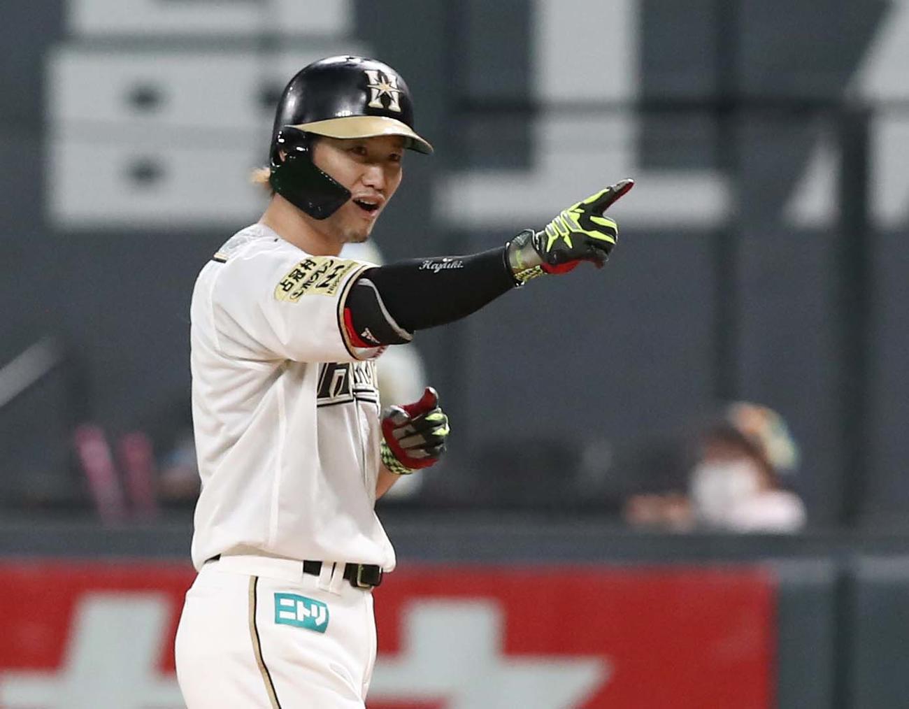 日本ハム対楽天　1回裏日本ハム無死一、三塁、右前適時打を放ちポーズをとる西川（撮影・黒川智章）