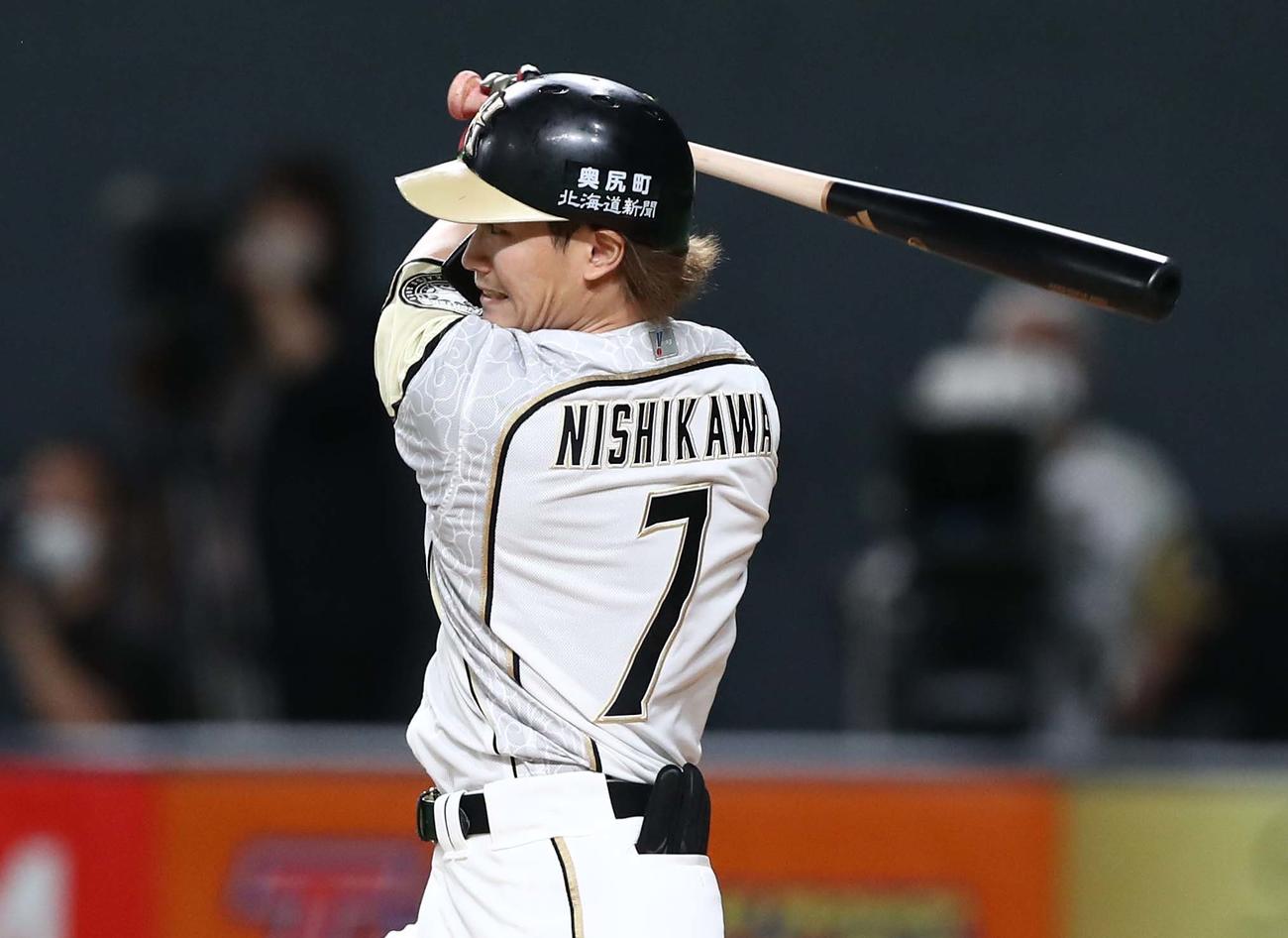 日本ハム対楽天　1回裏日本ハム無死一、三塁、右前適時打を放つ西川（撮影・黒川智章）