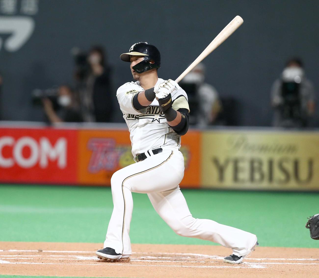 日本ハム対楽天　1回裏日本ハム無死一、二塁、左翼線に2点適時二塁打を放つ中田（撮影・黒川智章）