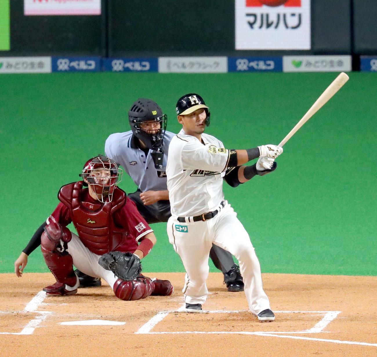 日本ハム対楽天　1回裏日本ハム無死一、二塁、中田は適時二塁打を放つ（撮影・佐藤翔太）