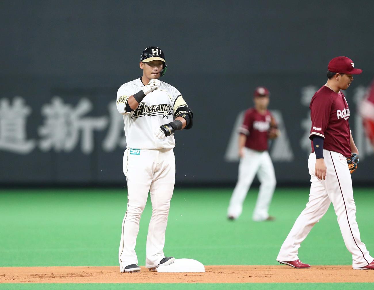 日本ハム対楽天　1回裏日本ハム無死一、二塁、左翼線に2点適時二塁打を放ちガッツポーズの中田（撮影・黒川智章）