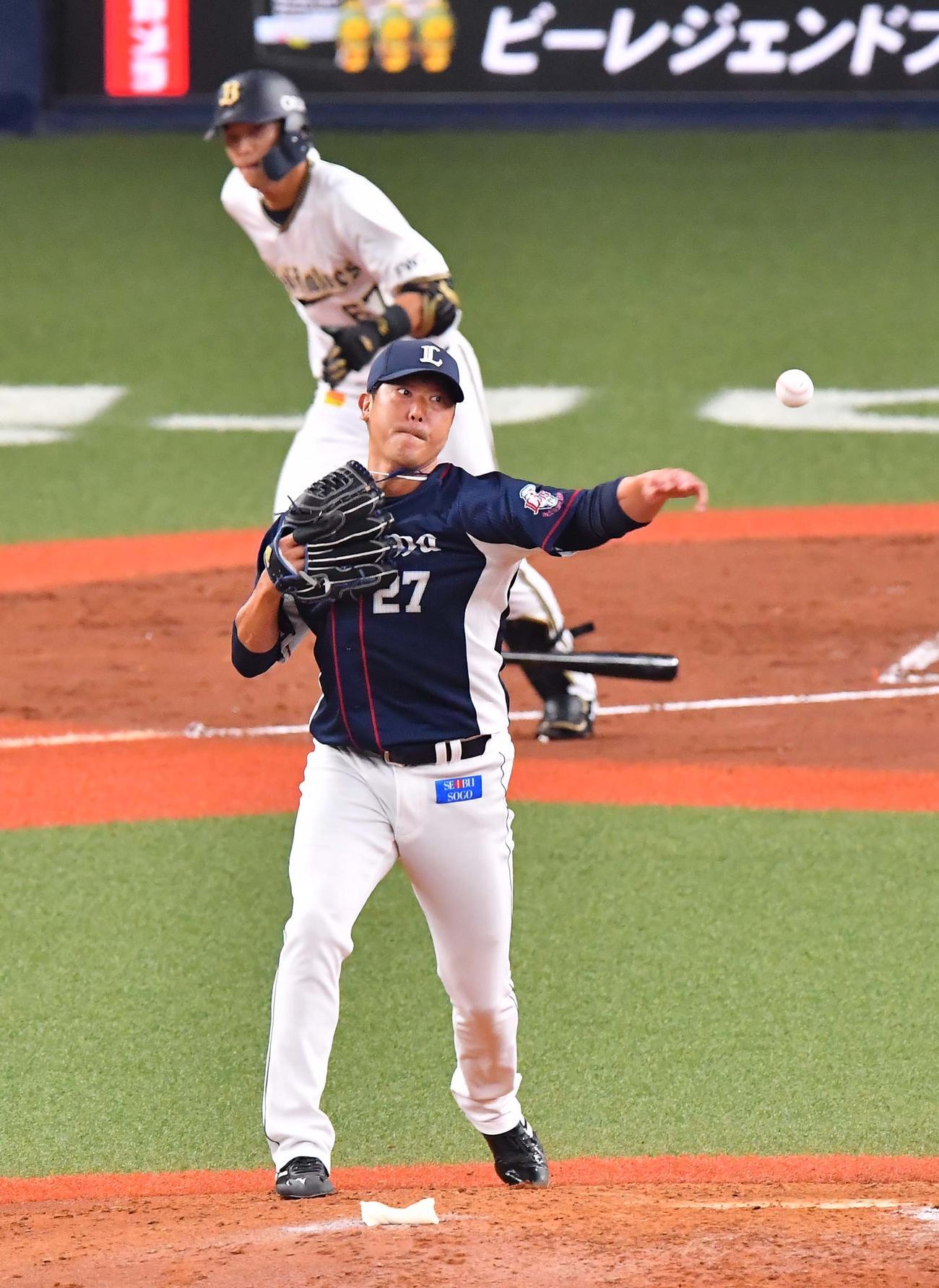 中川のゴロをさばくも二塁へ悪送球する内海哲也（撮影・上田博志）