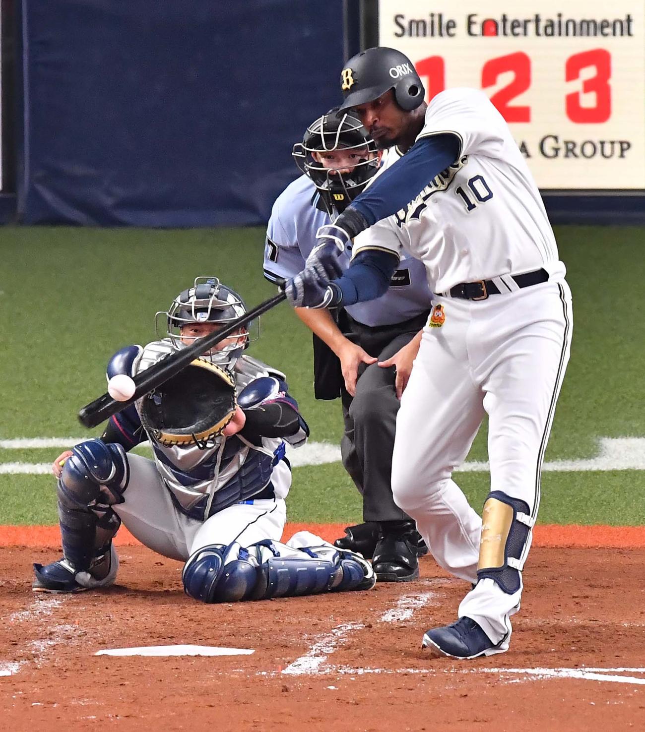 先制3点本塁打を放つアダム・ジョーンズ（撮影・上田博志）