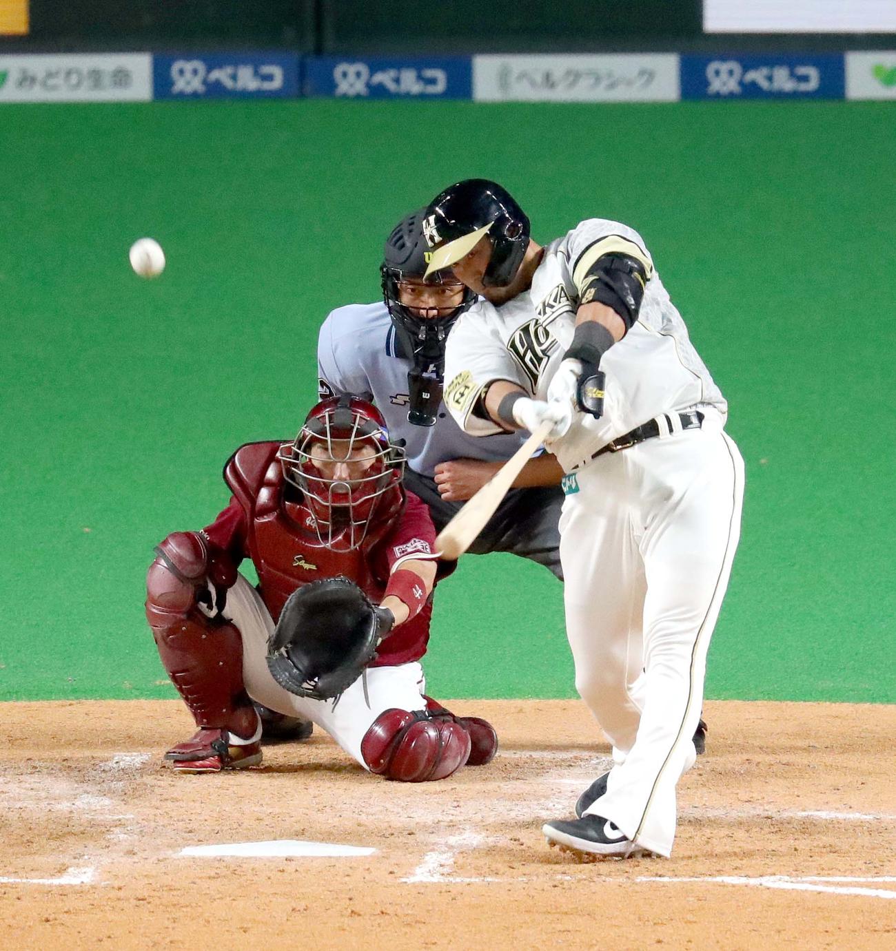 日本ハム対楽天　5回裏日本ハム2死、中田は右越え本塁打を放つ（撮影・佐藤翔太）