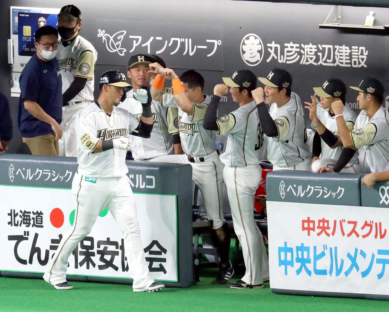 日本ハム対楽天　5回裏日本ハム2死、中田（左手前）は右越え本塁打を放ちチームメートに出迎えられる（撮影・佐藤翔太）