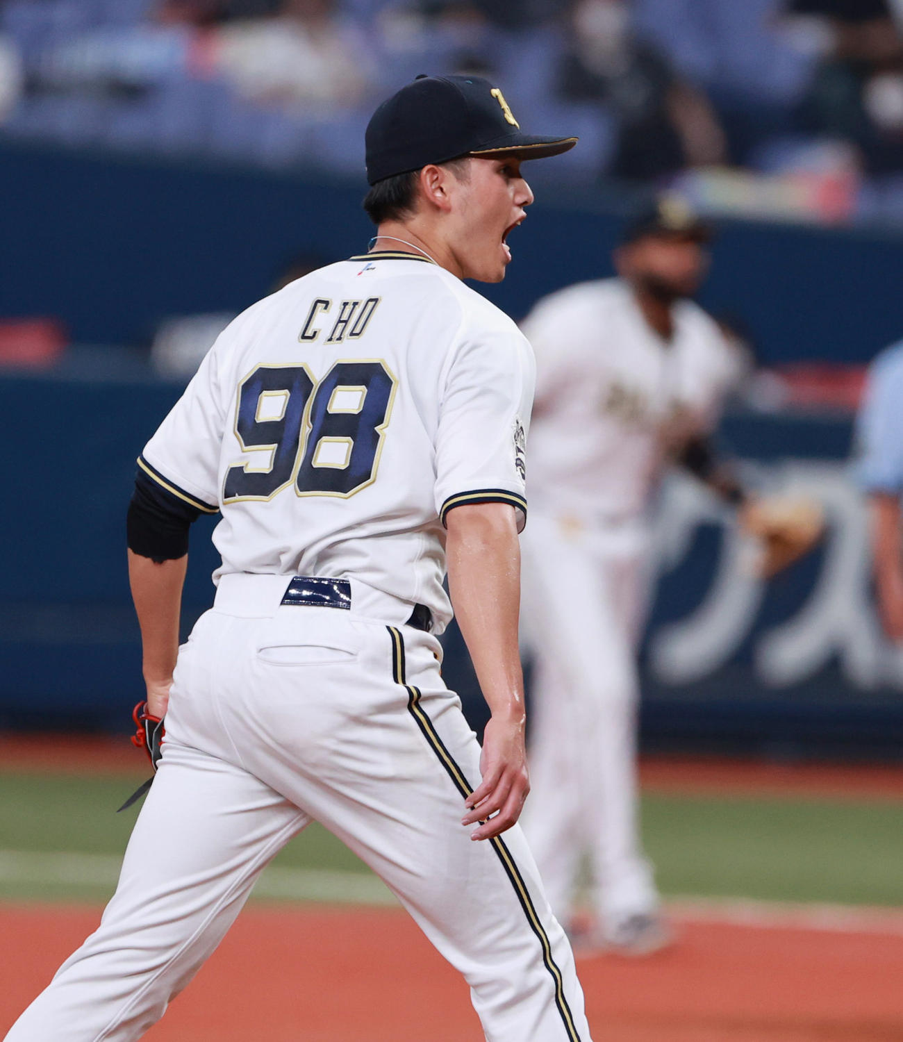 オリックス対西武　3回表西武2死一、二塁、森友哉を見逃し三振で雄叫びをあげる張奕（撮影・清水貴仁）