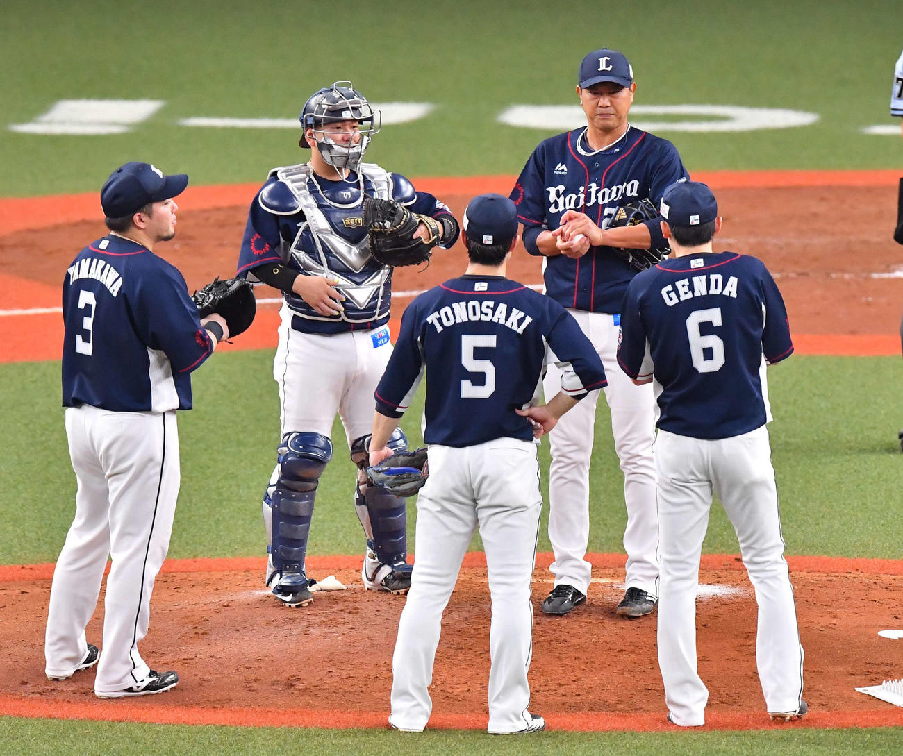 オリックス対西武　4回、ピンチを背負った内海哲也（右から2人目）に集まる西武ナイン（撮影・上田博志）