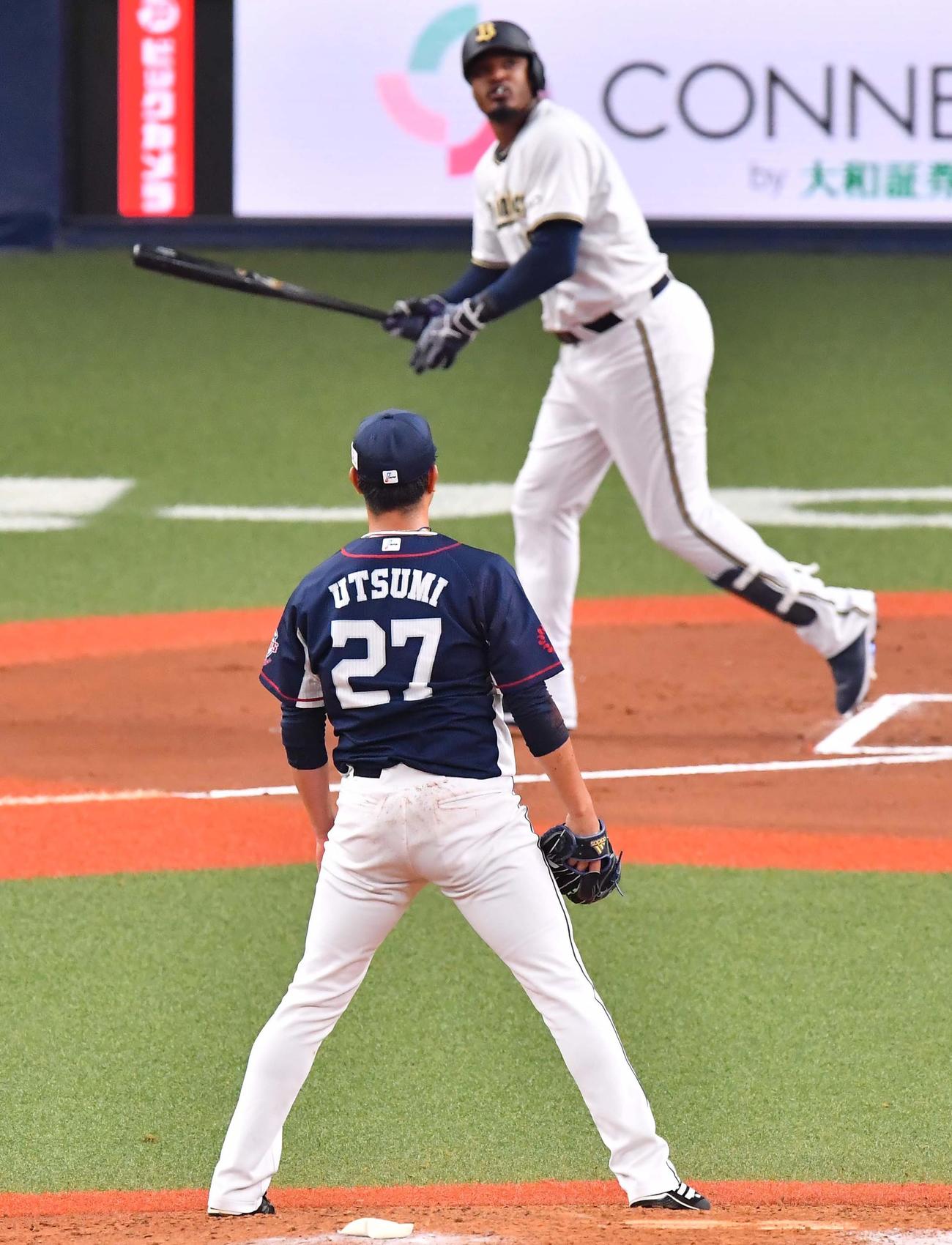 オリックス対西武　6回裏オリックス2死、アダム・ジョーンズに左中間へ2打席連続本塁打を浴びる内海哲也（撮影・上田博志）