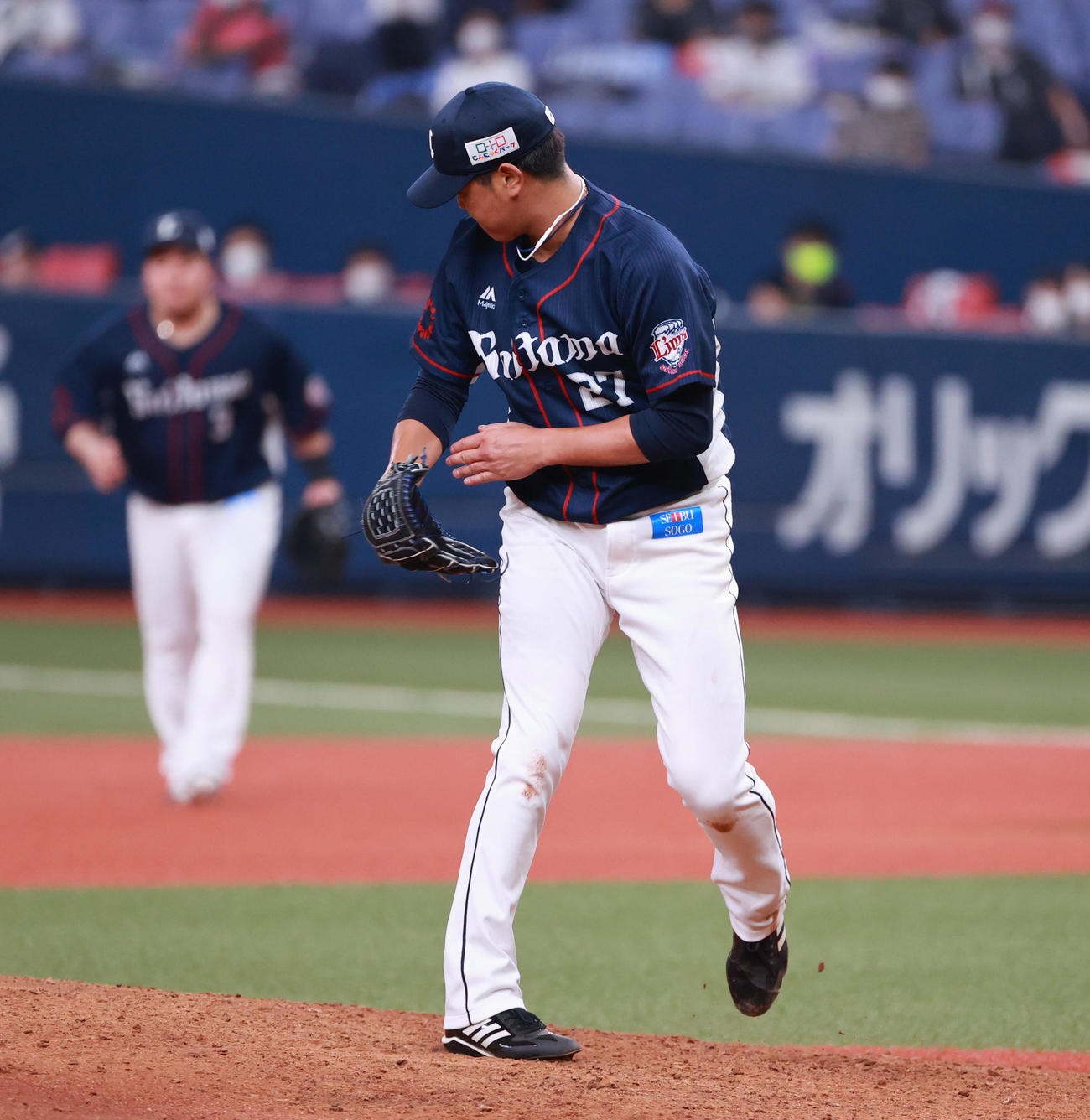 オリックス対西武　6回裏オリックス2死、杉本裕太郎を三振で通算1500奪三振を記録しグラブをたたく内海哲也（撮影・清水貴仁）