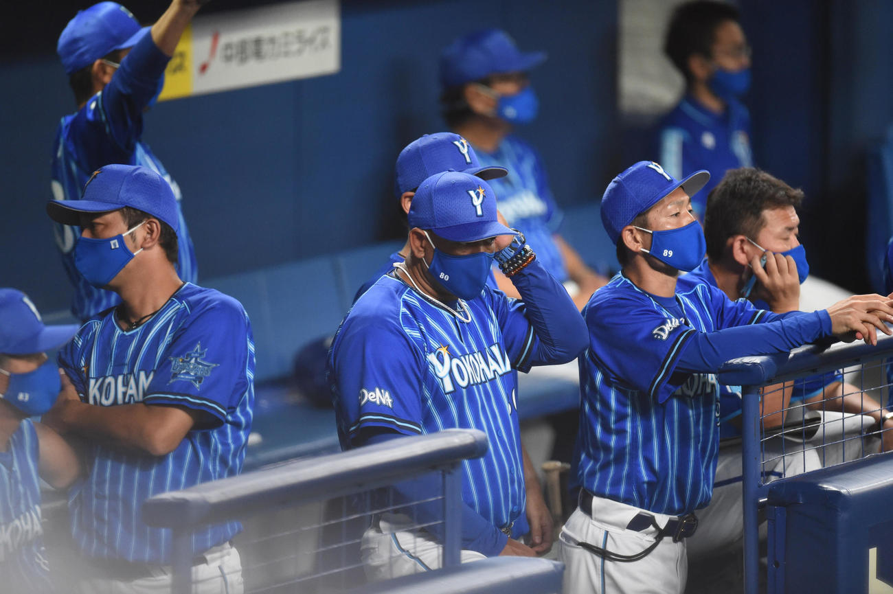 プロ野球　中日対DeNA　2回裏、ベンチのアレックス・ラミレス監督（撮影・森本幸一）