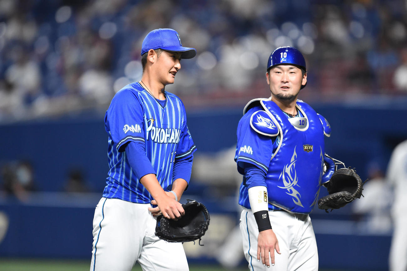プロ野球　中日対DeNA　1回裏中日攻撃終了、ベンチへ戻るDeNA先発の阪口皓亮（左）（撮影・森本幸一）