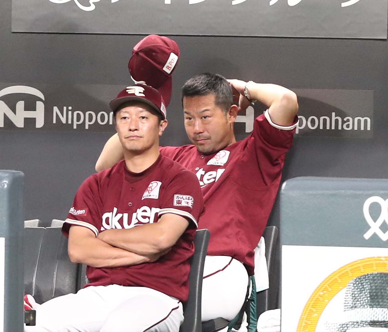 日本ハム対楽天　ベンチで渋い表情の三木監督（右）（撮影・黒川智章）