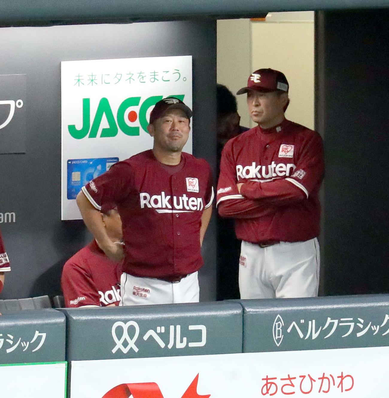 日本ハム対楽天　6回表楽天無死満塁、鈴木大の二ゴロで1点をあげるもベンチでがっかりした様子の三木監督（撮影・佐藤翔太）