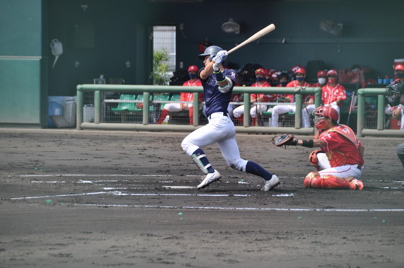 オープン戦　日本生命対立命大　1回立命大2死二塁、5番栄枝裕貴捕手（4年＝高知）は中前への適時打を放つ