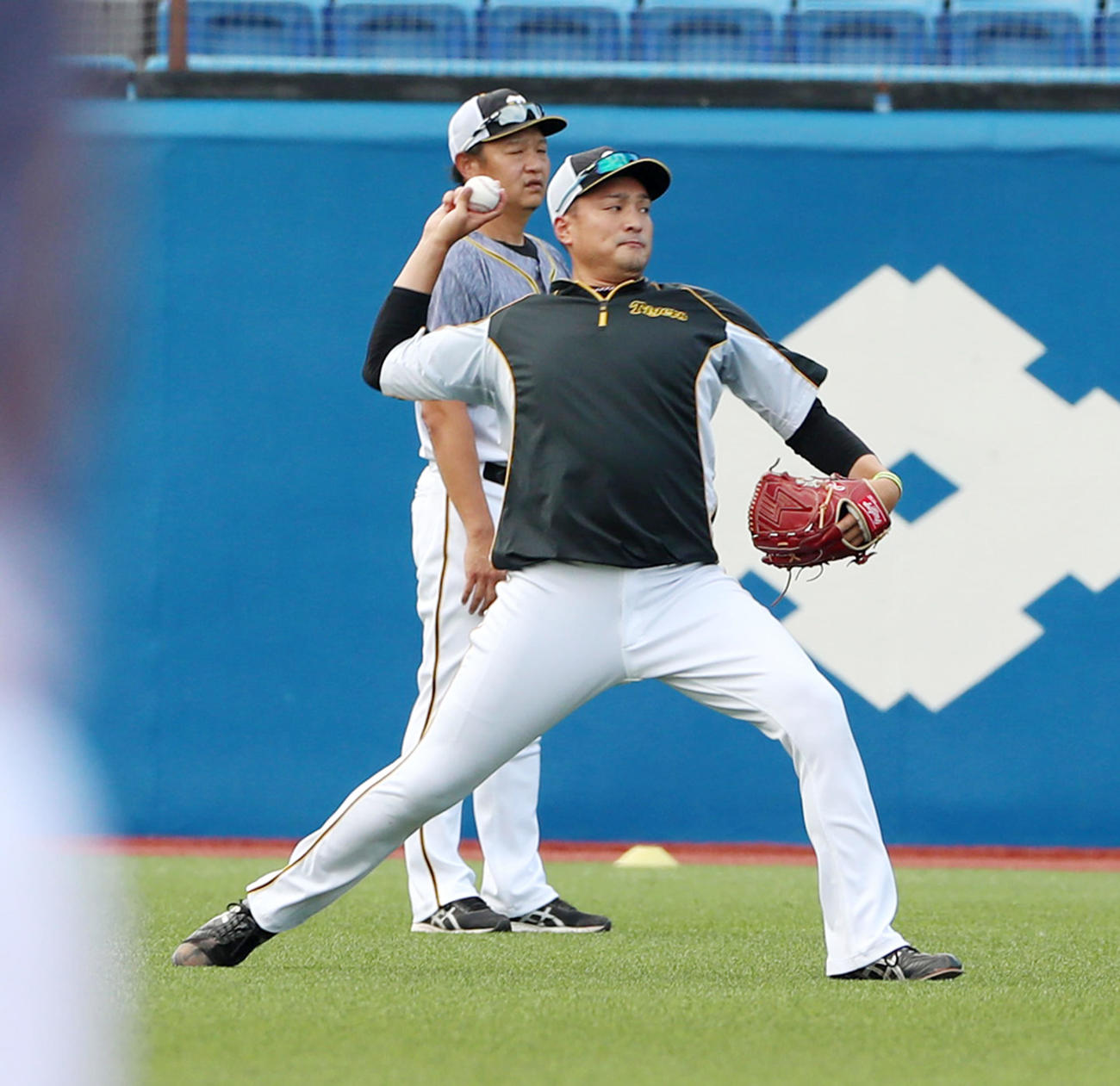 ヤクルト対阪神　練習でキャッチボールする秋山拓巳（撮影・加藤哉）