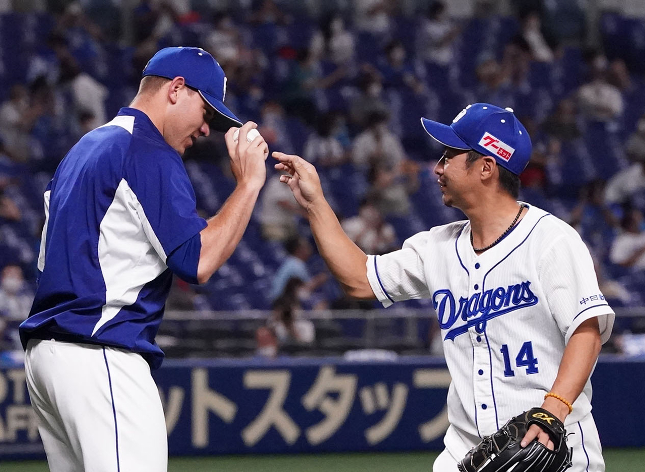 谷元（右）から勝利球を受け取るロドリゲス（撮影・森本幸一）