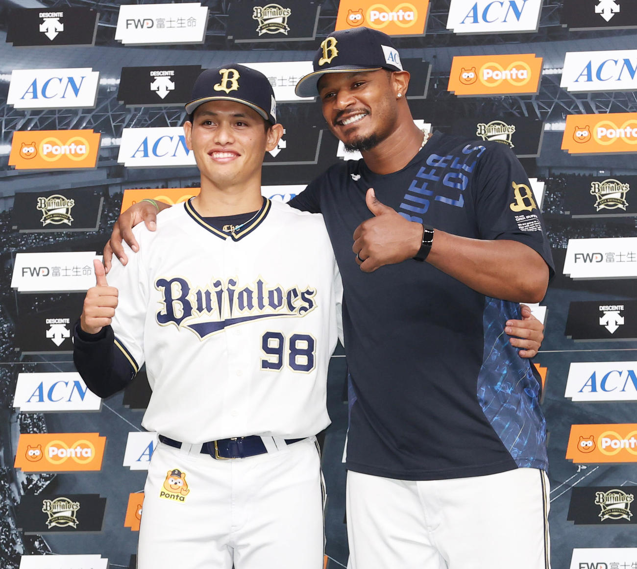 オリックス対西武　お立ち台で笑顔を見せる張奕（左）とジョーンズ（撮影・清水貴仁）