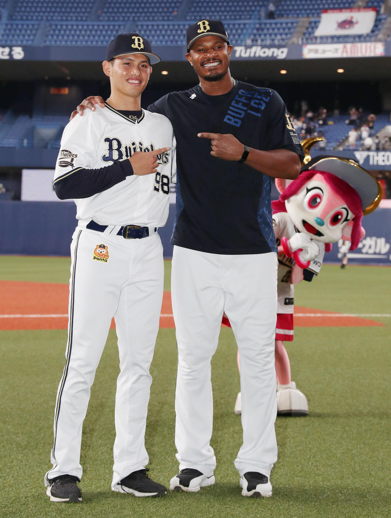 オリックス対西武　活躍し笑顔でポーズを作る張奕（左）とアダム・ジョーンズ（撮影・清水貴仁）