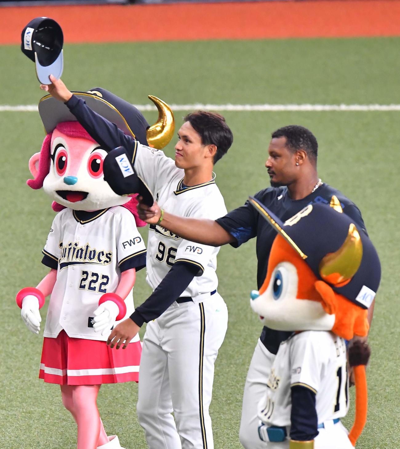 オリックス対西武　ファンの歓声に帽子をあげて応える今季1勝の張奕（左）と2打席連続本塁打のアダム・ジョーンズ（撮影・上田博志）