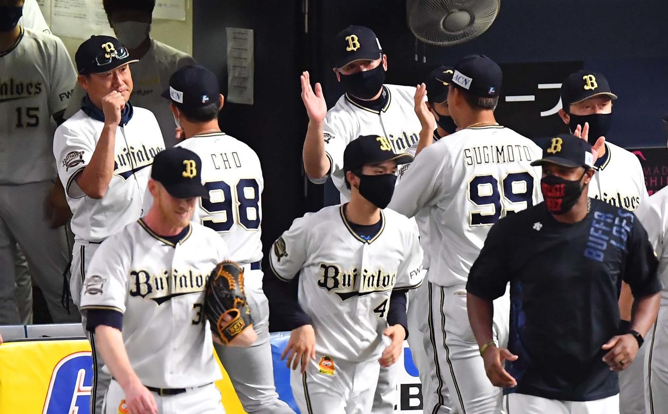 オリックス対西武　今季1勝をあげた張奕とエアタッチする中島聡監督代行（左）（撮影・上田博志）