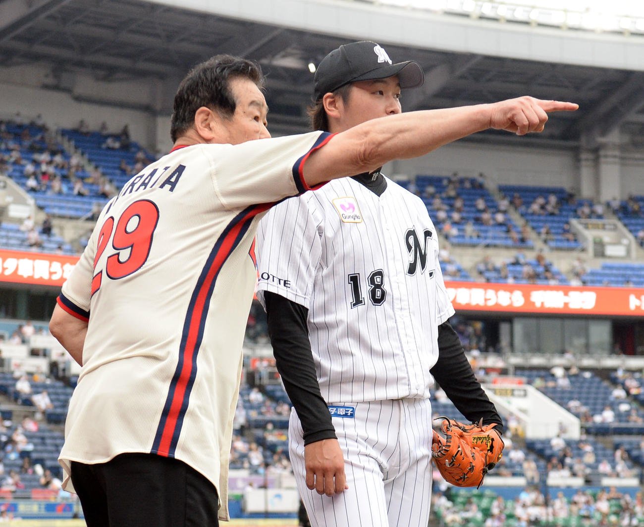 ロッテ対ソフトバンク　試合前、会話を交わす村田兆治氏（左）とロッテ二木（撮影・横山健太）
