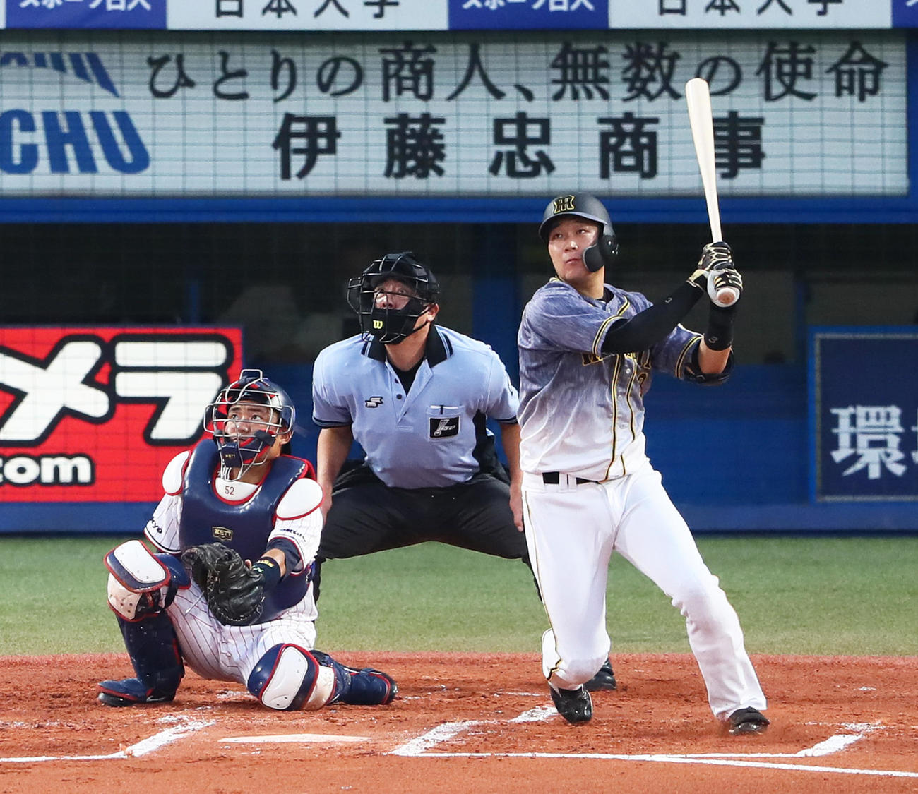ヤクルト対阪神　1回表阪神2死一、二塁、右越え3点本塁打を放つ大山（撮影・足立雅史）