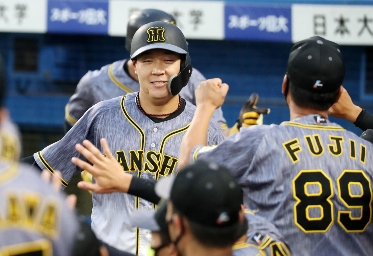 ヤクルト対阪神　1回表阪神2死一、二塁、大山は右越え3点本塁打を放ちベンチのナインとエアタッチする（撮影・加藤哉）