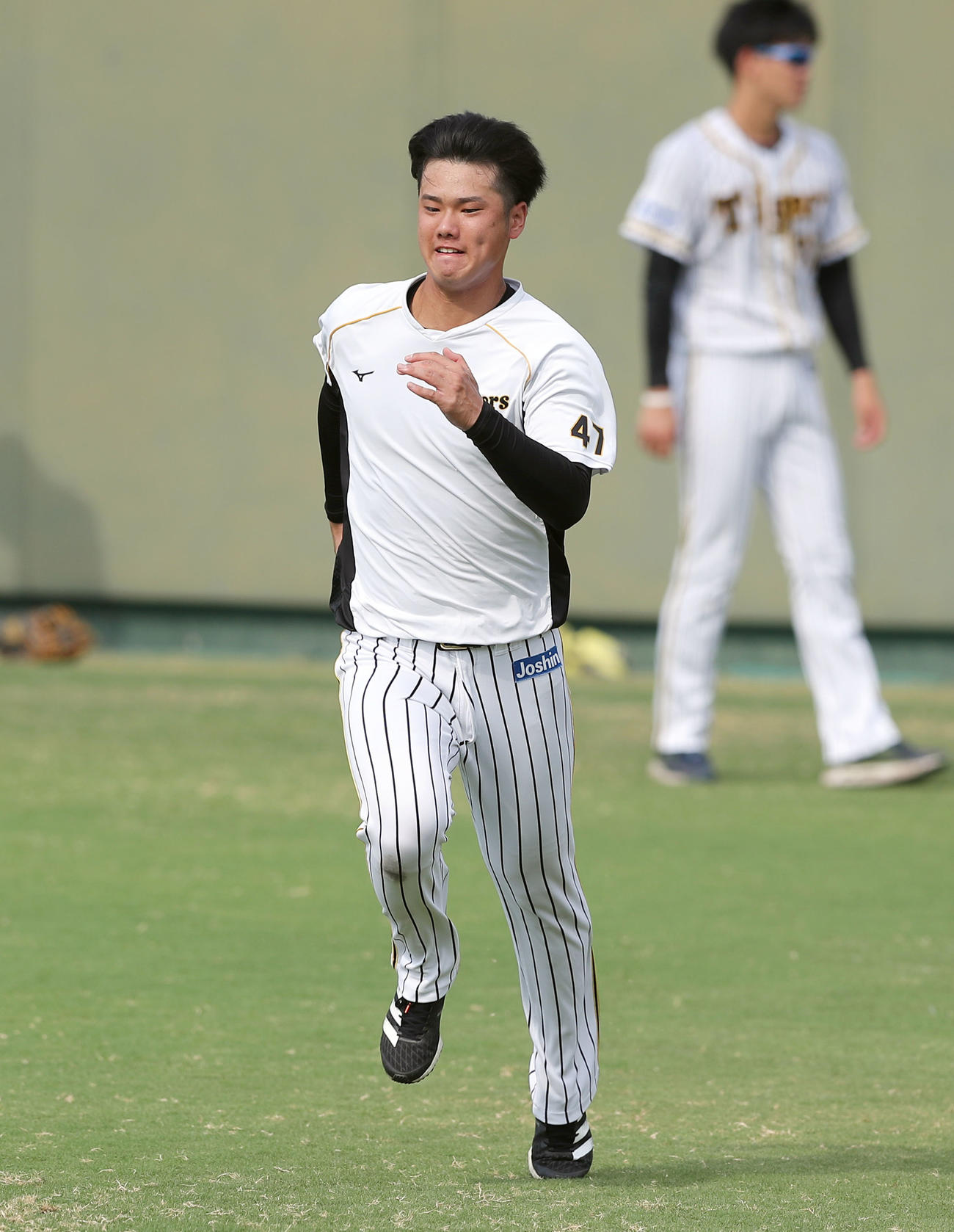 鳴尾浜球場の外野でダッシュを繰り返す阪神川原（撮影・前田充）