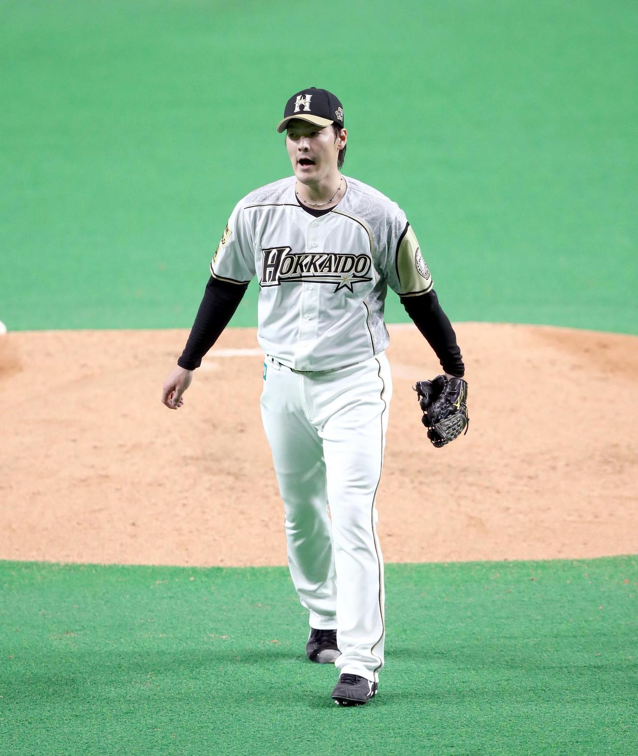 日本ハム対楽天　6回表楽天2死二、三塁、浅村を二ゴロにとり叫ぶ有原（撮影・黒川智章）