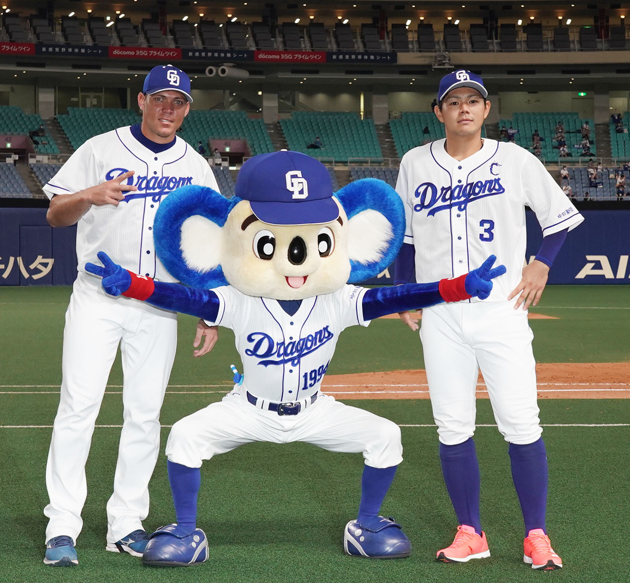 中日対DeNA　ドアラ（中央）とポーズを決めるロドリゲス（左）と高橋（撮影・森本幸一）